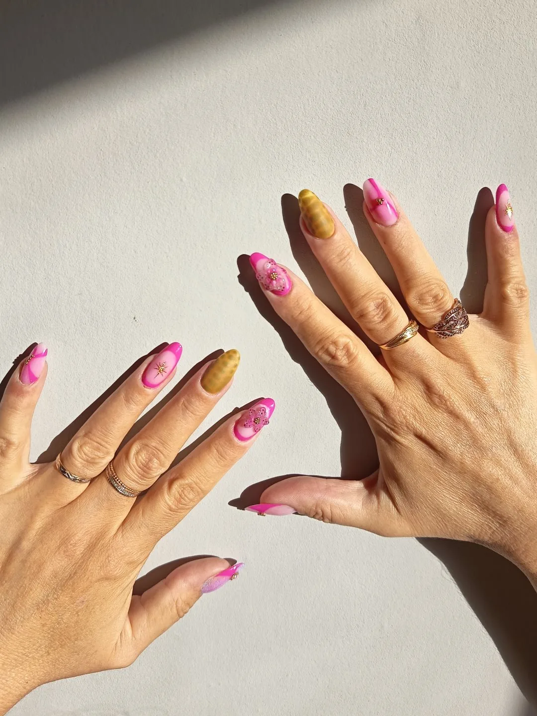Nail art rose fuchsia et jaune moutarde à motifs fleurs sur les deux mains, onglerie à domicile à Anglet